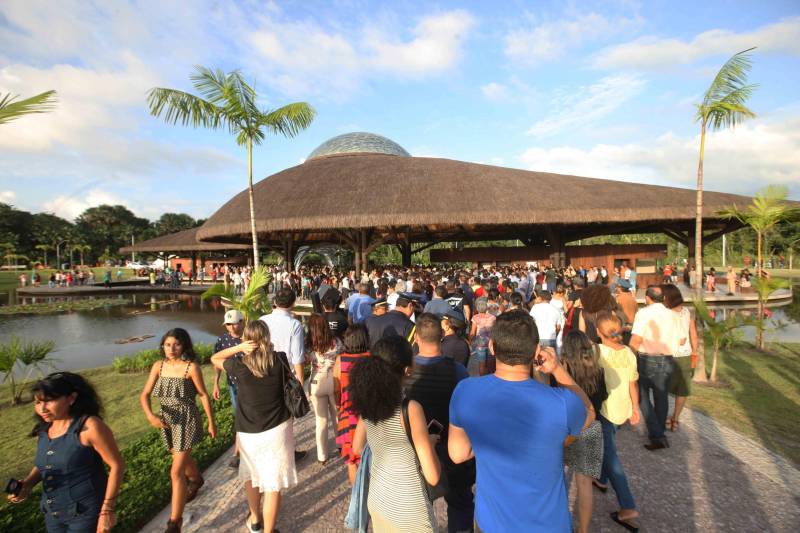 O Parque Estadual do Utinga (PEUt) o mais importante espaço de preservação e estudo da biodiversidade dentro da Região Metropolitana de Belém será reaberto à população a partir desta sexta,16, a partir das 16h30, com apresentações artísticas, com o Boi Veludinho, crianças do Pro Paz e a premiada Orquestra Sinfônica do Theatro da Paz. A apresentação será em um espaço ao ar livre e não será necessária a retirada de ingressos, por esse motivo, a recomendação é que o público chegue cedo, porque a entrada será fechada quando o espaço estiver lotado.
FOTO: SIDNEY OLIVEIRA / AG PARÁ
DATA: 16.03.2018
BELÉM - PARÁ <div class='credito_fotos'>Foto: Sidney Oliveira/Ag. Pará | <a href='/midias/2018/originais/947108a3-d5b3-4b1a-8395-f71963ca2a7e.jpg' download><i class='fa-solid fa-download'></i> Download</a></div>