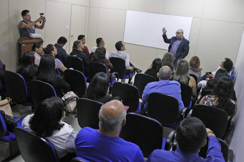 O Núcleo de Desenvolvimento Educacional da Fábrica Esperança foi inaugurado em Belém nesta segunda (21), em parceria com a Superintendência do Sistema Penitenciário do Estado (Susipe) e Secretaria de Estado de Educação (Seduc). O espaço será destinado exclusivamente a educação formal e a profissionalização de egressos do sistema penal. "Temos um convênio com a Superintendência do Sistema Penal desde 2009 e ele foi ampliado em 2016, quando foi incluída a Fabrica Esperança. Iniciamos aqui com um ensino personalizado, e agora com a criação do Núcleo vamos atender essas pessoas, tanto na educação formal, quanto na educação profissionalizante, de forma diferenciada aplicando uma metodologia específica para atender os egressos. Sabemos da importância do papel da educação na ressocialização dessas pessoas", explicou a coordenadora Estadual de Educação de Jovens e Adultos, Nuncia Azevedo. O Núcleo Educacional irá oferecer aos egressos educação regular conforme determina o Programa Nacional de Integração da Educação Profissional com a Educação Básica na Modalidade da Educação de Jovens e Adultos (PROEJA), além dos cursos de capacitação voltados para as área de: costura Industrial, panificação, serigrafia e auxiliar de serviços gerais, entre outros. Na foto, o diretor de Reinserção Social da Susipe, Ivaldo Capeloni.
FOTO: AKIRA ONUMA / ASCOM SUSIPE
DATA: 21.05.2018
BELÉM - PARÁ <div class='credito_fotos'>Foto: Akira Onuma / Ascom Susipe | <a href='/midias/2018/originais/94790c03-5d25-4f87-bd42-b944afa1d0a9.jpg' download><i class='fa-solid fa-download'></i> Download</a></div>