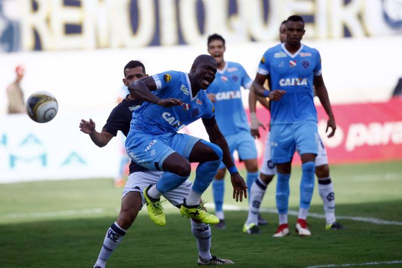 Foram exatos dois meses tentando assistir ao seu primeiro Re x Pa em 2018. Neste domingo, finalmente, a estudante Hendrea Souza convenceu o noivo, Arthur Pantoja, a levá-la ao Estádio Olímpico do Pará, o Mangueirão. E logo numa final. "Só trouxe porque vim no domingo passado e vi algumas mudanças no esquema de segurança", disse Arthur. "Tem mais policiais e a bebedeira em volta do estádio praticamente acabou", afirmou. As mudanças realmente aconteceram a partir do clássico do último dia primeiro e já surtiram efeito. A chamada “Operação Mangueirão” pôs em prática ações de ordenamento no entorno do estádio, com início a partir das 7h30 e encerramento às 20h. A operação determina a delimitação de espaço para atuação de vendedores ambulantes, proibição de veículos com sons automotivos ao redor do estádio e de barracas irregulares, seis pontos de bloqueio e dois para o ingresso de comerciantes e orientações ao público.
FOTO: THIAGO GOMES / AG. PARÁ
DATA: 08.04.2018
BELÉM - PARÁ <div class='credito_fotos'>Foto: Thiago Gomes /Ag. Pará | <a href='/midias/2018/originais/947c1249-9f0d-413e-9f46-5cc5ec93932e.jpg' download><i class='fa-solid fa-download'></i> Download</a></div>