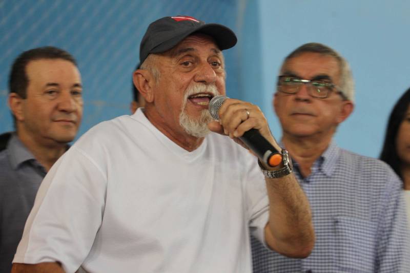 O governador Simão Jatene, na manhã deste sábado (14), no município de Castanhal, nordeste do Pará, assinou oficialmente a lei que regulamenta o serviço de transporte alternativo intermunicipal de passageiros. A cerimônia ocorreu no ginásio Loyola Passarinho.

FOTO: CRISTINO MARTINS / AG. PARÁ
DATA: 14.04.2018
CASTANHAL - PARÁ <div class='credito_fotos'>Foto: Cristino Martins/Ag. Pará   |   <a href='/midias/2018/originais/9482211f-59bc-48e7-9219-6ca1cf9e4592.jpg' download><i class='fa-solid fa-download'></i> Download</a></div>