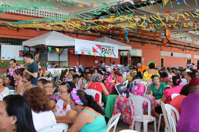 Cerca de 400 idosos, trajando as vestes típicas da época junina, participaram do 19º “Arraiá” (foto), que integra o Projeto Vida Ativa na Terceira Idade, nesta terça-feira (26), no Estádio Olímpico do Pará, o Mangueirão, em Belém. O momento mais esperado da festa foi o concurso de Miss Caipira 2018. Conceição Albuquerque, com o traje “Miss Copa do Mundo”, foi a vencedora desta edição. A festa junina contou com apresentação de quadrilhas de entidades de assistência à pessoa idosa e muitas brincadeiras da quadra junina, além da cantora Suanny Batidão. Com a roupa nas cores verde e amarela, Conceição Albuquerque, candidata do núcleo do projeto que funciona na Tuna Luso Brasileira, apostou na junção do tema junino com a mais importante competição de futebol – a Copa do Mundo, na Rússia. A ganhadora participou ao lado de cinco candidatas e conquistou os jurados, que avaliaram coreografia, simpatia e traje. Emocionada, a vencedora recebeu a faixa das mãos de Marlene da Silva, a miss de 2017.
FOTO: ADRIANA PINTO / ASCOM SEEL
DATA: 26.06.2018
BELÉM - PARÁ <div class='credito_fotos'>Foto: ADRIANA PINTO / ASCOM SEEL | <a href='/midias/2018/originais/94889237-5de0-4ff8-8ec5-12fb75250ffb.jpg' download><i class='fa-solid fa-download'></i> Download</a></div>