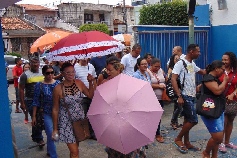 Com provas em Belém, Castanhal, Itaituba, Altamira, Santarém e Marabá, o concurso público da Superintendência do Sistema Penitenciário do Estado (Susipe) que oferece 969 vagas iniciou neste domingo, 11, pela manhã. Dos 17.545 que deveriam fazer a prova no período da manhã, 12.391 compareceram para concorrer aos cargos de Assistente Administrativo, Enfermagem, Pedagogo (Especialista em Educação) e Técnico em Gestão de Informática, cargos com provas pela manhã. De acordo com a empresa AOCP Concursos Públicos, organizadora do certame, 5.063 candidatos faltaram representando 29.01% do quantitativo que deveria fazer a prova nesta manhã. O concurso também terá provas a tarde e no próximo domingo, 18.Em Castanhal, dos 1.740 candidatos inscritos para o cargo de assistente administrativo, 452 faltaram, mais de 25% do total de inscritos. O candidato Werleson Silveira veio de Bragança fazer a prova em Castanhal. Ele já é concurseiro e está ansioso pra entrar no mercado de trabalho. “É o terceiro concurso que faço, mas ainda não consegui passar. Estou confiante neste concurso. Estudei em casa mesmo. Comprei apostila e assisti às aulas pela internet também. Estou desempregado e espero ter um bom resultado”, disse.
FOTO: CARLOS SODRÉ / AG PARÁ
DATA: 11.03.2018
BELÉM - PARÁ <div class='credito_fotos'>Foto: Carlos Sodré /Ag. Pa | <a href='/midias/2018/originais/948b8b02-9d19-45e4-898e-245658e1f582.jpg' download><i class='fa-solid fa-download'></i> Download</a></div>