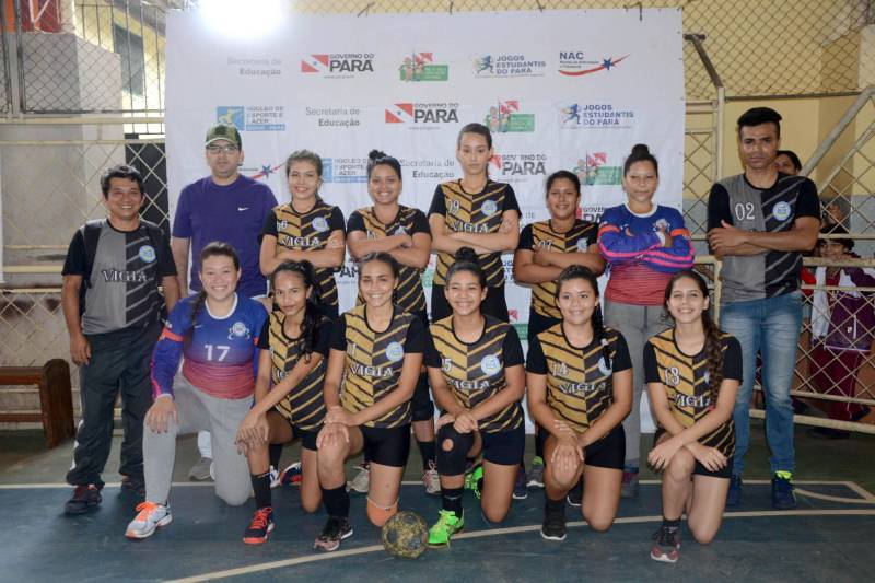 Os times de Handebol Masculino e Feminino Categoria B (alunos de 15 a 17 anos) das escolas de Vigia, no nordeste do estado, foram os primeiros campeões dos Jogos Estudantis Paraenses (Jeps) etapa Regional Vigia, que ocorre até este sábado, 5, no município. A primeira partida pelas finais, na sexta-feira, 4, foi entre as alunas-atletas da Escola Municipal Rosa Atayde do município de Augusto Corrêa e da Escola Estadual Bertoldo Nunes, de Vigia. A vitória do time da casa foi pelo placar elástico de 14x8. Emblemática, a 60ª edição dos JEPS tem forte tradição no Pará. Na foto, time de handebol feminino da cidade de Vigia.
FOTO: FERNANDO NOBRE / ASCOM SEDUC
DATA: 05.05.2018
VIGIA - PARÁ <div class='credito_fotos'>Foto: FERNANDO NOBRE/ASCOM SEDUC | <a href='/midias/2018/originais/948dbc58-6d60-4e85-8b90-ff01cae75f77.jpg' download><i class='fa-solid fa-download'></i> Download</a></div>