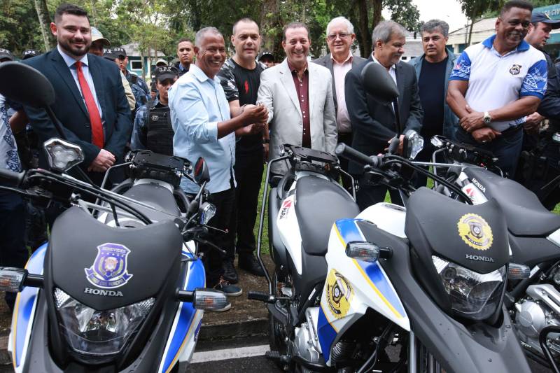 Polícia Militar, Guarda Municipal e Secretarias Municipais de Segurança Pública de 17 cidades do interior paraense receberam motos para ampliar o policiamento ostensivo e para atender ocorrências em suas sedes. Os veículos adquiridos pelo Governo do Estado são provenientes de emenda parlamentar de três deputados da Assembleia Legislativa do Pará (ALEPA), e entregues (foto) nesta segunda-feira (28) durante cerimônia na sede da Casa Civil, em Belém. Ao todo foram entregues 44 motos do modelo Honda XRE 300 CC, todas com kit sinalizador acústico e visual, rastreador, dois capacetes e queixeiras. Prefeitos, secretários de segurança, representantes das polícias, guardas municipais e deputados estiveram presentes na solenidade e ressaltaram a importância de ampliar a frota de veículos para dar apoio a segurança dos municípios.
FOTO: MÁCIO FERREIRA / AG. PARÁ
DATA: 28.05.2018
BELÉM - PARÁ <div class='credito_fotos'>Foto: MÁCIO FERREIRA/ AG. PARÁ | <a href='/midias/2018/originais/94948294-73f4-4521-a431-85c82ac05677.jpg' download><i class='fa-solid fa-download'></i> Download</a></div>