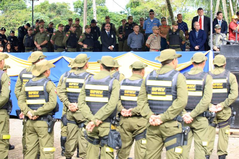 Em comemoração aos seus 43 anos, o Batalhão de Polícia Rodoviária (BPRV) inaugurou na manhã desta sexta-feira (4) o seu Canil, o primeiro setorial do Estado. O canil setorial do BPRV é um projeto operacional que visa intensificar o combate ao tráfico de drogas.
FOTO: MÁCIO FERREIRA / AG. PARÁ
DATA: 04.05.2018
MARITUBA - PARÁ <div class='credito_fotos'>Foto: MÁCIO FERREIRA/ AG. PARÁ | <a href='/midias/2018/originais/949ba85f-c470-4dd6-a92d-a73604f47da2.jpg' download><i class='fa-solid fa-download'></i> Download</a></div>