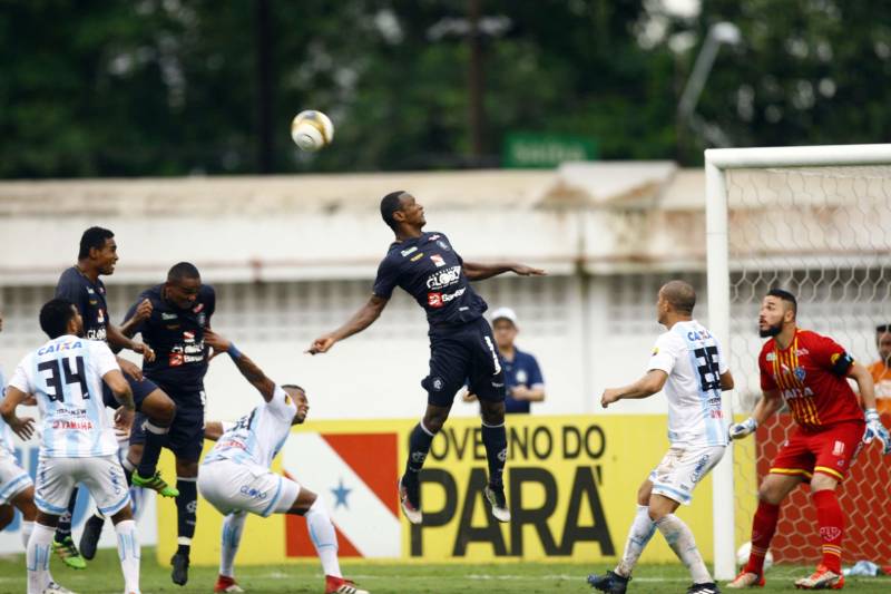 O Clube do Remo venceu o Paysandu por 2 a 1 na tarde deste domingo, partida realizada no Estádio Mangueirão, e largou na frente pelo título do Campeonato Paraense de 2018.
FOTO: THIAGO GOMES / AG. PARÁ
DATA: 01.04.2018
BELÉM - PARÁ <div class='credito_fotos'>Foto: Thiago Gomes /Ag. Pará | <a href='/midias/2018/originais/949e95d5-f7db-4f40-948f-46846f15c7ae.jpg' download><i class='fa-solid fa-download'></i> Download</a></div>
