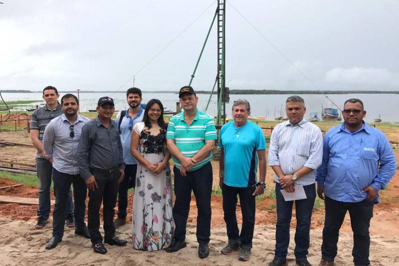 As obras dos terminais hidroviários de cargas e passageiros dos municípios de Prainha, Almeirim, Faro (foto) e Terra Santa, na região do Baixo Amazonas, prosseguem a todo vapor. As novas estruturas permitirão mais organização nas operações portuárias, além de dinamizarem as economias locais.
FOTO: SAMUEL ALVARENGA / SECOM
DATA: 26.02.2018
FARO - PARÁ <div class='credito_fotos'>Foto: Samuel Alvarenga / Secom | <a href='/midias/2018/originais/94a08fef-9c04-4d58-91ee-e52970e37b23.jpg' download><i class='fa-solid fa-download'></i> Download</a></div>