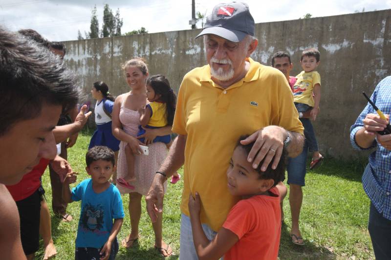 No último dia 14, a dona de casa Francisca Correa foi assaltada quando saia da igreja, no município de Primavera, nordeste do estado. dois rapazes a derrubaram da bicicleta e levaram sua bolsa. Francisca acabou se tornando uma das primeiras usuárias da nova Unidade Integrada de Polícia Pro Paz (UIPP) em Primavera. "Cheguei, fui rapidamente atendida e os dois rapazes já foram, inclusive, presos", disse. Francisca, que voltou à UIPP nessa segunda-feira, dia 19, para buscar o boletim de ocorrência. Coincidentemente, o mesmo dia em que a unidade foi oficialmente entregue à população pelo governador Simão Jatene. Não que a gente goste de vir aqui, né?", afirmou Francisca. Delegacia nunca é bom, completou a dona de casa. "Mas, quando a gente chega num lugar novo e é bem atendida, aí se sente mais tranquila, principalmente numa hora de sofrimento como essa, de um assalto", concluiu.
FOTO: RODOLFO OLIVEIRA / AG. PARÁ
DATA: 19.03.2018
PRIMAVERA - PARÁ <div class='credito_fotos'>Foto: Rodolfo Oliveira/Ag. Pará | <a href='/midias/2018/originais/94acaa28-3c9e-4506-934b-91b8bb9d6705.jpg' download><i class='fa-solid fa-download'></i> Download</a></div>