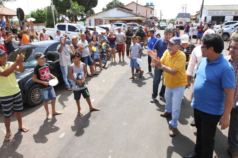 "Agora a população terá um lugar mais organizado, com mais higiene para comprar seu pescado e a sua carne. E pra gente que possui restaurante é melhor ainda, pois além da facilidade de adquirir os alimentos, o mercado também atrai clientes", comemorou Jaqueline Cardoso, 20 anos, que possui um ponto de venda de comidas em frente ao Mercado Municipal José Noronha Monteiro, no distrito de Boa Vista, em Quatipuru, no nordeste paraense. O espaço foi entregue oficialmente à população nesta segunda-feira (19), assim como as obras de pavimentação asfáltica da PA-446 e de cinco pontes em concreto ao longo da rodovia. A cerimônia contou com a presença do governador Simão Jatene, parlamentares, prefeitos da região entre outras autoridades locais. "Essas são importantes obras que vão beneficiar não só a população de Quatipuru, mas de toda a região. E faço questão de ressaltar que em todas elas existe o dinheiro dos impostos que todos nós paraenses pagamos. Esse é o retorno que fazemos questão de dar à população. Nós gestores somos apenas instrumentos desse grande desenvolvimento, quem financia é o povo", afirmou o governador Simão Jatene.
FOTO: CRISTINO MARTINS / AG. PARÁ
DATA: 19.03.2018
QUATIPURU - PARÁ <div class='credito_fotos'>Foto: Cristino Martins/Ag. Pará | <a href='/midias/2018/originais/94aecbe1-6256-4169-9463-6c275a9353c4.jpg' download><i class='fa-solid fa-download'></i> Download</a></div>
