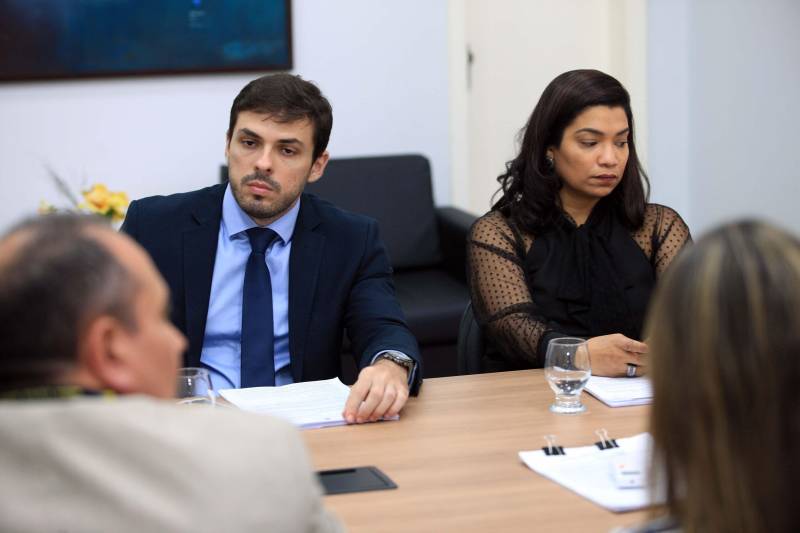 Foi instalado, nesta quarta-feira, 28, durante reunião na sede da Procuradoria-Geral do Estado (PGE/PA), em Belém, o Comitê Interinstitucional de Recuperação de Ativos do Estado do Pará (Cira/PA). O Decreto nº 1.954, que instituiu o grupo de trabalho, foi publicado no Diário Oficial do Estado no dia 5 de janeiro de 2018. Com a atuação do Comitê, o Governo do Estado pretende recuperar bens e direitos obtidos ilegalmente, por meio de ações judiciais e administrativas, além daquelas que visem acautelar o patrimônio público, apurar e reprimir os crimes contra a ordem tributária e a lavagem de dinheiro, com enfoque especial na recuperação de ativos, promovendo ações que resultem na responsabilização administrativa, civil e criminal dos envolvidos. Na foto, os delegados da Polícia Civil, Alexandre Bezerra de Oliveira (e) e Daniela de Souza dos Santos de Oliveira (d).
FOTO: MÁCIO FERREIRA / AG. PARÁ
DATA: 28.02.2018
BELÉM - PARÁ <div class='credito_fotos'>Foto: MÁCIO FERREIRA/ AG. PARÁ | <a href='/midias/2018/originais/94b02b56-8fc4-429d-a891-67a810fb0d03.jpg' download><i class='fa-solid fa-download'></i> Download</a></div>