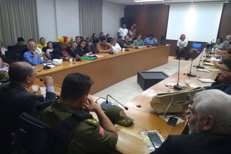 Aproximadamente 90 líderes comunitários de Belém, Região Metropolitana e interior do estado estiveram na tarde desta segunda-feira, 4, participando do “Encontro Comunitário de Segurança” (foto). Promovido pela Secretaria de Estado de Segurança Pública e Defesa Social (Segup) por meio da Diretoria de Prevenção Social da Violência e Criminalidade (Diprev), a finalidade do evento foi a de discutir, avaliar e sugerir os trabalhos que vêm sendo feitos pela secretaria, além de manter permanente o diálogo com os representantes dos conselhos de segurança dos bairros. O encontro oportuniza ainda a o debate dos problemas que rondam as comunidades, assim como traçar medidas de prevenção, a fim de reduzir a criminalidade.

FOTO: ASCOM / SEGUP
DATA: 04.06.2018
BELÉM - PARÁ <div class='credito_fotos'>Foto: Ascom Segup   |   <a href='/midias/2018/originais/94b03aca-5042-4fa0-aee4-c829feff16be.jpg' download><i class='fa-solid fa-download'></i> Download</a></div>