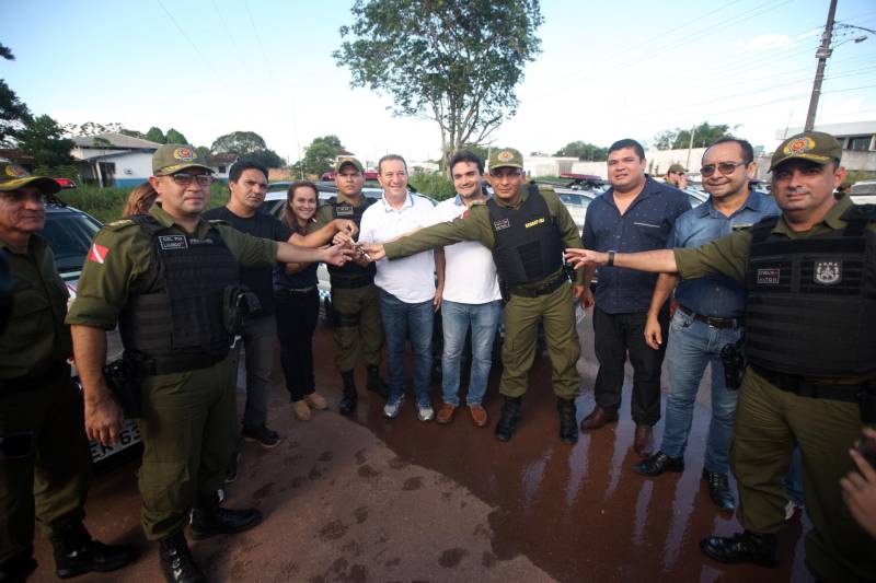 Os batalhões de Policiamento da PM de Barcarena e Abaetetuba (foto), no Baixo Tocantins, receberam na tarde desta quinta-feira (21), 14 viaturas e 20 motocicletas para o reforço da segurança pública nas cidades. Os dois municípios pertencem ao Comando de Policiamento Regional IX, que realiza o policiamento em 10 municípios da região. O CPR IX também está formando 134 novos policias que deverão ser integrados ao policiamento no mês de julho. Participaram da entrega o comandante geral da PM, coronel Hilton Benigno, o presidente da Assembleia Legislativa do Pará (Alepa), deputado estadual Márcio Miranda e os deputados Ana Cunha e Celso Sabino. O coronel Hilton Benigno comentou que toda a frota de veículos da PM foi renovada. “A renovação traz melhores condições de trabalho ao policial”, afirmou.
FOTO: THIAGO GOMES / AG. PARÁ
DATA: 21.06.2018
ABAETETUBA- PARÁ <div class='credito_fotos'>Foto: Thiago Gomes /Ag. Pará | <a href='/midias/2018/originais/94b2fa30-12e2-4706-9c05-482dfe34797a.jpg' download><i class='fa-solid fa-download'></i> Download</a></div>