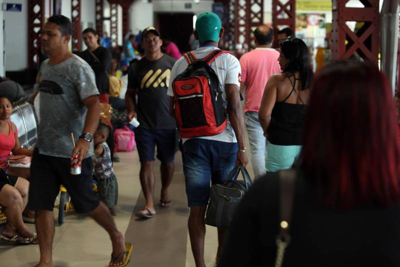 O Terminal Hidroviário do Porto de Belém “Luiz Rebelo Neto” registrou um movimento recorde no final de semana que marcou o início das férias escolares. Exatamente 6.615 pessoas passaram pelo terminal, entre embarque e desembarque.
FOTO: SIDNEY OLIVEIRA / AG. PARÁ
DATA: 03.07.2018
BELÉM - PARÁ <div class='credito_fotos'>Foto: Sidney Oliveira/Ag. Pará | <a href='/midias/2018/originais/94c675bb-85fa-4a0a-8e90-47fe0f4d04f1.jpg' download><i class='fa-solid fa-download'></i> Download</a></div>