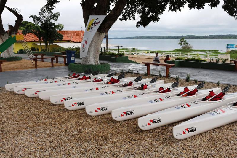 O Pará já soma 400 alunos de canoagem de velocidade. Adolescentes e jovens das quatro regiões do estado vêm sendo contemplados com aulas do projeto Pará Aquático. Neste domingo (18), Conceição do Araguaia foi o quinto município a receber o núcleo do projeto da Secretaria de Estado de Esporte e Lazer (Seel), em parceria com a prefeitura municipal. O núcleo recebeu dez caiaques k-1 escola, dez remos de pá dupla, três raias de 200 metros e 12 coletes salva-vidas. O projeto foi elaborado levando em consideração o potencial hidrográfico do Pará, como o Rio Araguaia, que banha sete municípios só dentro do Pará, sendo relevante para a cultura e economia da região. O cronograma das aulas é montado de acordo com a realidade de cada lugar, com avaliação de clima e níveis dos rios.
FOTO: ASCOM / SEEL
DATA: 19.02.2018
CONCEIÇÃO DO ARAGUAIA - PARÁ
<div class='credito_fotos'>Foto: ASCOM SEEL | <a href='/midias/2018/originais/94cd3a38-26d2-4dbf-9649-40b638d9ea87.jpg' download><i class='fa-solid fa-download'></i> Download</a></div>