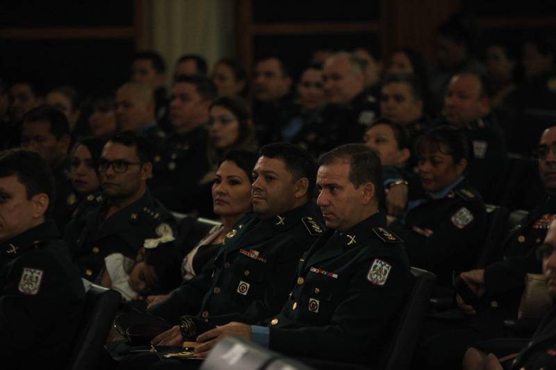 A Secretaria de Estado de Segurança Pública e Defesa Social (Segup), por meio do Instituto de Ensino de Segurança Pública (Iesp), realizou, nesta quarta-feira, 28, no auditório do Ciaba, as formaturas das turmas do Curso Superior de Polícia e Bombeiro Militar CSPBM/2018- Especialização em Gestão Estratégica e Defesa Social e dos cursos de Aperfeiçoamento de Oficiais- CAO/2018 da Polícia Militar do Pará e do Corpo de Bombeiros Militar do Pará- Especialização em Defesa Social em Cidadania.

FOTO: SIDNEY OLIVEIRA / AG. PARÁ
DATA: 28.11.2018
BELÉM - PARÁ <div class='credito_fotos'>Foto: Sidney Oliveira/Ag. Pará   |   <a href='/midias/2018/originais/94ce0845-c923-4aa5-b0c8-ab8a3e9ebf12.jpg' download><i class='fa-solid fa-download'></i> Download</a></div>