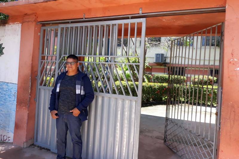 Mais um candidato de fora é Roberto Sales, de 42 anos (foto), residente em Manaus-AM. Para ele, ser aprovado representa a chance de conseguir a tão sonhada estabilidade. "Domingo passado fiz o concurso da Abin [Agência Brasileira de Inteligência]. Em relação ao concurso da Susipe acredito que me preparei bem. Agora é ficar na torcida e quem sabe voltar para Santarém já como servidor concursado", disse.

FOTO: ASCOM SEAD
DATA: 18.03.2018
SANTARÉM - PARÁ <div class='credito_fotos'>Foto: ASCOM SEAD   |   <a href='/midias/2018/originais/94f83945-d3cd-4361-bb4d-4b807503f3cc.jpg' download><i class='fa-solid fa-download'></i> Download</a></div>