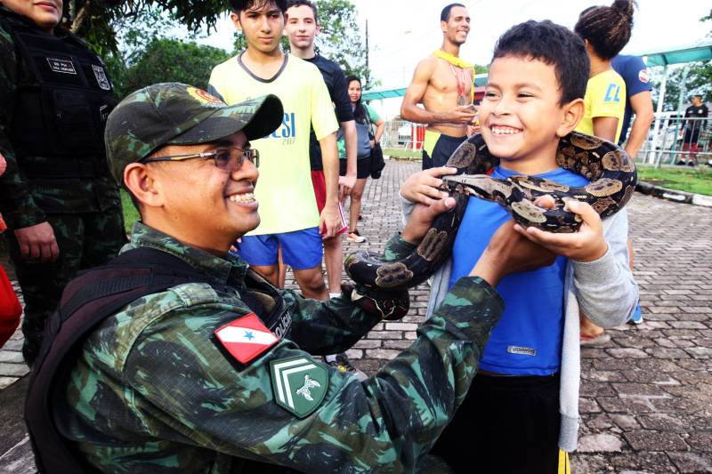 O recém-inaugurado Parque Estadual do Utinga foi o local escolhido para a 4ª edição da Corrida Tiradentes, promovida pela Polícia Militar na manhã deste domingo, 22. No ano em que celebra 200 anos de criação, a PM contou com mais de 750 competidores na prova que iniciou às 6 horas da manhã com um percurso total de 8 Km. Em apenas 4 anos de existência, a Corrida Tiradentes já ganhou a simpatia de muitos atletas profissionais e amadores. Eduardo Costa, de 26 anos é um deles. O competidor alcançou o 1º lugar geral da corrida com menos de 30 minutos de prova e conta que não esperava um resultado tão positivo.
FOTO: CARLOS SODRÉ / AG. PARÁ
DATA: 22.04.2018
BELÉM - PARÁ <div class='credito_fotos'>Foto: Carlos Sodré/Agência Pará | <a href='/midias/2018/originais/94fbad15-41a6-4e8b-9cf8-1d34186b7172.jpg' download><i class='fa-solid fa-download'></i> Download</a></div>
