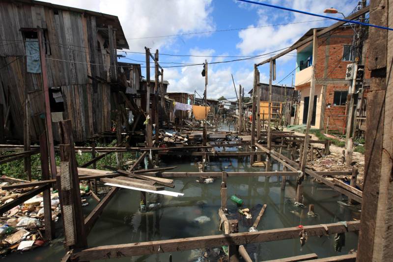 Mais de 130 benfeitorias que foram construídas de maneira irregular sobre o canal do Tucunduba foram retiradas para dar início às obras da segunda etapa do projeto de saneamento integrado da bacia do Tucunduba, que vai beneficiar 250 mil moradores dos bairros de Canudos, Guamá, Terra Firme e Marco.
FOTO: RODOLFO OLIVEIRA / AG. PARÁ
DATA: 16.05.2018
BELÉM - PARÁ <div class='credito_fotos'>Foto: Rodolfo Oliveira/Ag. Pará | <a href='/midias/2018/originais/95076678-8e63-4881-801e-d8a9e4a0d30d.jpg' download><i class='fa-solid fa-download'></i> Download</a></div>