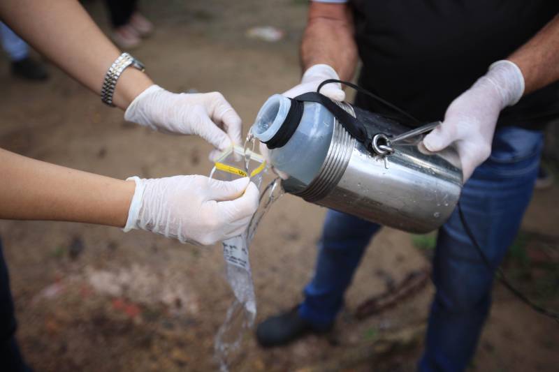 As ações do governo do Estado são imediatas no município de Barcarena, mais especificamente nas comunidades Bom Futuro e Vila Nova, localizadas na área das bacias de rejeitos da Hydro. A primeira medida é a coleta da água dos poços artesianos, para verificar se está própria para o consumo humano. Nesta sexta-feira (23), técnicos do Laboratório Central do Estado (Lacen) começaram o trabalho, que faz parte do conjunto de ações do grupo de trabalho montado pelo governo depois que o Instituto Evandro Chagas confirmou a contaminação da área.
FOTO: MÁCIO FERREIRA / AG. PARÁ
DATA: 23.02.2018
BARCARENA - PARÁ <div class='credito_fotos'>Foto: MÁCIO FERREIRA/ AG. PARÁ | <a href='/midias/2018/originais/950d924b-24de-42e7-b069-43ecd7f54f9a.jpg' download><i class='fa-solid fa-download'></i> Download</a></div>