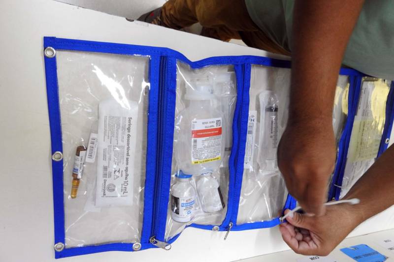 As ações de sustentabilidade desenvolvidas pelo Hospital Regional Público da Transamazônica (HRPT), em Altamira (PA), foram reconhecidas durante o 10º Seminário Hospitais Saudáveis, realizado em São Paulo (SP), neste mês de dezembro. A Unidade recebeu a certificação de Menção Honrosa por três projetos desenvolvidos com foco no reaproveitamento de resíduos sólidos e, consequentemente, preservação do meio ambiente. As bolsas reutilizáveis (foto) do setor de Farmácia para guardar os materiais e medicamentos, que seguem para as UTIs, fazem parte de outra iniciativa sustentável, que proporcionou a geração de economia de energia elétrica e a redução da necessidade de manutenção de equipamentos e do tempo de atendimento.

FOTO: ASCOM HRPT
DATA: 19.12.18
ALTAMIRA - PARÁ <div class='credito_fotos'>Foto: ASCOM HRPT   |   <a href='/midias/2018/originais/951aac00-2785-41ac-aead-ce893e5aae37.jpg' download><i class='fa-solid fa-download'></i> Download</a></div>