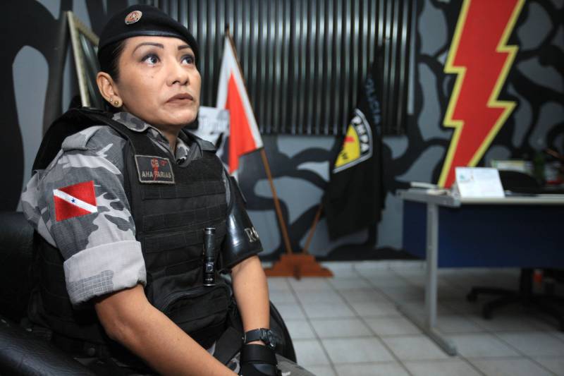 Além do gênero, ainda é um desafio para a mulher quebrar o paradigma de que a força e a bravura estão atreladas à estatura, peso e estrutura física. Mas a cabo Ana Farias (foto) está aí para fazer um contraponto dessa afirmação: com 1,59m de altura e menos de 50 quilos, ela não se deixa intimidar por ninguém. Não à toa. No histórico, ela carrega o pioneirismo de estar entre as primeiras duas mulheres da Rotam – Ronda Ostensiva Tático Metropolitana, uma das duas companhias do Batalhão de Policiamento Tático (BPOT). Dos 22 anos na PM, 16 são na Rotam. 

FOTO: MÁCIO FERREIRA / AG. PARÁ
DATA: 27.05.2018
BELÉM - PARÁ <div class='credito_fotos'>Foto: MÁCIO FERREIRA/ AG. PARÁ   |   <a href='/midias/2018/originais/952137c7-972a-4b72-8808-0d28c368509e.jpg' download><i class='fa-solid fa-download'></i> Download</a></div>
