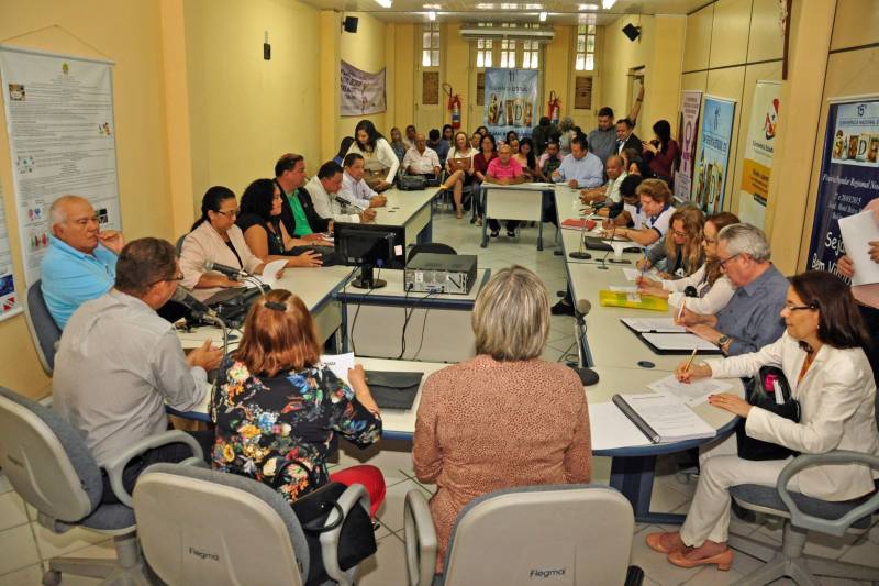 O Conselho Estadual de Saúde do Pará (CES-PA) elegeu e empossou a nova mesa diretora para a gestão 2018/2020 (foto). A presidência ficou a cargo de Pedro Gonçalves de Oliveira Neto, representante do Sindicato dos Trabalhadores em Saúde do Estado do Pará (Sindsaúde). Foi conduzida à vice-presidência Sônia Bahia, da Secretaria de Estado de Saúde Pública (Sespa) e representante do segmento gestor e prestador. Órgão de controle social, o CES é formado paritariamente por entidades que representam os usuários dos serviços de saúde, trabalhadores e a gestão estadual. A cerimônia de posse dos 56 novos conselheiros aconteceu nesta terça-feira (24), na sala de reuniões da entidade. Além do presidente, foram eleitos o vice-presidente e o primeiro e segundo secretários, que formaram a nova mesa diretora. O ato foi conduzido pela secretária adjunta de Gestão Administrativa da Sespa, Maria do Céu Guimarães de Alencar, e pela presidente do CES durante a gestão 2016-2018, Eunice Begot.
FOTO: JOSÉ PANTOJA / ASCOM SESPA
DATA: 24.04.2018
BELÉM - PARÁ <div class='credito_fotos'>Foto: José Pantoja / Ascom Sespa | <a href='/midias/2018/originais/9525bd30-9d5b-4044-870e-3a5cd24f8984.jpg' download><i class='fa-solid fa-download'></i> Download</a></div>