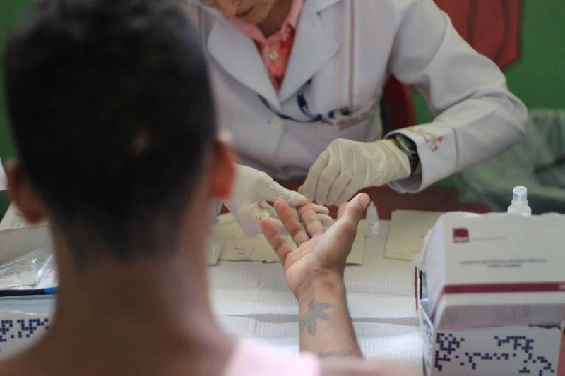 O Departamento Penitenciário Nacional (Depen), órgão vinculado ao Ministério da Justiça e Segurança Pública, realizou um mutirão do projeto Identidade Cidadã, nos dias 19 e 20 de dezembro, no Presídio Estadual Metropolitano (PEM) III. A ação teve como objetivo emitir a segunda via de certidões de nascimento ou de casamento para pessoas privadas de liberdade. O projeto é uma parceria do Depen com a Associação de Notários e Registradores do Brasil (Anoreg) e a Superintendência do Sistema Penitenciário do Pará (Susipe). A partir de um levantamento feito pelos assistentes sociais do PEM III, foi constatada a necessidade de emitir a segunda via da certidão de nascimento para 154 internos.

FOTO: VELOSO JÚNIOR / ASCOM SUSIPE
DATA: 20.12.2018
SANTA IZABEL - PARÁ <div class='credito_fotos'>Foto: Veloso Junior / Ascom Susipe   |   <a href='/midias/2018/originais/9529e4d1-657a-4b51-a52c-df2ad23a7c50.jpg' download><i class='fa-solid fa-download'></i> Download</a></div>