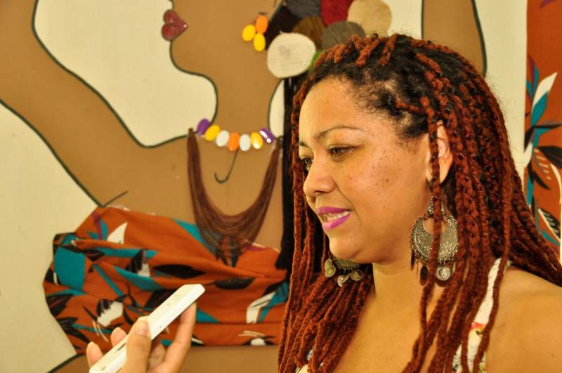 Para a assistente social e gerente do Caps Marajora, Marilda Fernandes, Sena é uma fonte de inspiração no que se refere à superação de dificuldades, mesmo em um contexto extremamente desfavorável. “Compõe há mais de 40 anos e suas músicas e poesias revelam a trajetória de lutas internas e externas vividas nas ruas, becos, bocas e vielas de Belém. “Ilha promete ser um momento de reafirmação do amor à vida”, opinou a assistente social
FOTO: JOSÉ PANTOJA / ASCOM SESPA
DATA: 16.03.2018
BELÉM - PARÁ <div class='credito_fotos'>Foto: José Pantoja / Ascom Sespa | <a href='/midias/2018/originais/952c84c8-a7d3-46e3-bfc9-9d641cbd5eb3.jpg' download><i class='fa-solid fa-download'></i> Download</a></div>