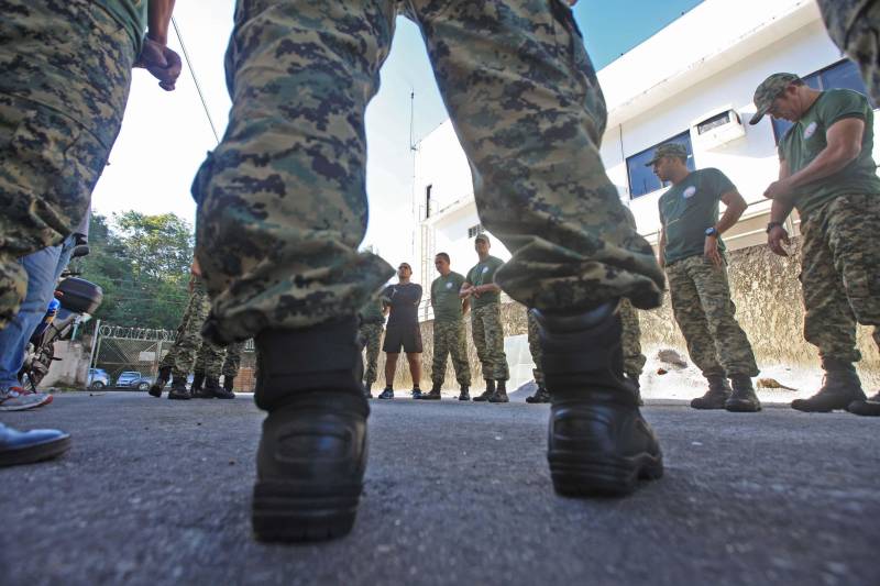 “Devo a vida do meu filho à atuação do Graesp (Grupamento Aéreo de Segurança Pública, na foto). Se não fosse pelo empenho deles no resgate, o João não teria resistido”. O depoimento emocionado é do sargento da Polícia Militar do Pará, Marcelo Serrano. Em abril do ano passado, o filho dele, João Marcel, então com 3 anos, perfurou o pulmão depois de cair de uma ponte. O acidente foi no município de São Sebastião da Boa Vista, no Marajó. Na ocasião, o Graesp foi acionado e iniciou o resgate da criança em direção a Belém. Em uma corrida contra o tempo, 40 minutos depois o menino começava a ser atendido em um hospital na capital. Se o transporte tivesse sido de barco, como normalmente ocorre na região, levaria oito horas e, pela gravidade da situação, o pequeno Marcel não teria resistido.

FOTO: RODOLFO OLIVEIRA / AG. PARÁ
DATA: 21.05.2018
BELÉM - PARÁ <div class='credito_fotos'>Foto: Rodolfo Oliveira/Ag. Pará   |   <a href='/midias/2018/originais/952e08e9-3b28-4e89-bfc3-8a983296d0b4.jpg' download><i class='fa-solid fa-download'></i> Download</a></div>