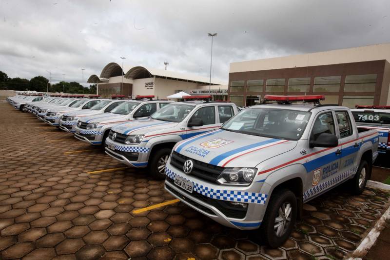 O Governador do Estado, Simão Jatene, também entregou para a região mais de 90 viaturas (foto) , 65 caminhonetes e 27 carros utilitários (pálios weekend), com destaque para duas da patrulha rural e uma para ronda escolar específica para Marabá. O Secretário de Estado de Segurança Pública, Luiz Fernandes, ressaltou que os veículos vão substituir a frota nas regiões sul e sudeste. “Surgiu uma demanda do policiamento rural, e já uma semana depois, por determinação do governador, já trouxemos as viaturas e já temos o policiamento disponível para fazer esse patrulhamento, que vai iniciar na região sudeste, mas se estenderá para a região sul e nordeste do estado. Hoje estamos substituindo toda a frota de veículos da região sul e sudeste, além disso o governador determinou onde tiver policiamento vai ter uma viatura, e já foi apresentado para a região os novos policiais que tomaram posse, nós não temos mais nenhum município sem delegado”, pontuou. Outras conquistas citada pelo Secretário da SEGUP foi o aumento do Núcleo de Apoio à Investigação e a criação de um conselho regional para acompanhar as ações de segurança pública.
FOTO: SIDNEY OLIVEIRA / AG. PARÁ
DATA: 06.04.2018
MARABÁ - PARÁ <div class='credito_fotos'>Foto: Sidney Oliveira/Ag. Pará | <a href='/midias/2018/originais/95389908-0f73-4095-aebb-029418e3b752.jpg' download><i class='fa-solid fa-download'></i> Download</a></div>