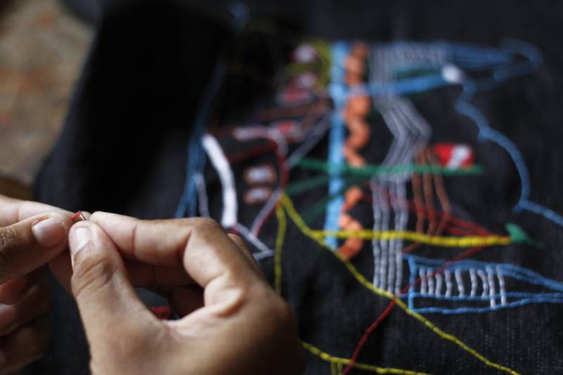 A Cooperativa Social de Trabalho Arte Feminina Empreendedora (Coostafe), formada exclusivamente por internas do Centro de Recuperação Feminino (CRF), em Ananindeua (Região Metropolitana de Belém), fechou parceria para venda de seus produtos com uma empresa de malas e plastificação de bagagens, a Protec Bag, que tem uma loja e um quiosque no Aeroporto Internacional de Belém. A Coostafe é um projeto de economia solidária para detentas, desenvolvido no Pará com apoio da Superintendência do Sistema Penitenciário do Estado (Susipe). Os produtos da Coostafe são comercializados na loja da Protec Bag desde segunda-feira (29). Os clientes da loja e visitantes do aeroporto podem encontrar bolsas, sacolas, encostos de cabeça e mais uma série de produtos feitos pelas detentas do CRF. Os produtos foram colocados à venda a preço de mercado, e parte da renda será revertida para as cooperadas.
FOTO: ASCOM SUSIPE
DATA: 30.10.2018
BELÉM - PARÁ <div class='credito_fotos'>Foto: ASCOM SUSIPE | <a href='/midias/2018/originais/95409985-0bc0-42ee-8b2d-f4f30b557216.jpg' download><i class='fa-solid fa-download'></i> Download</a></div>