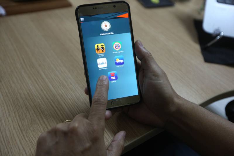 O Sistema Estadual de Segurança Pública conta cada vez mais com a tecnologia para levar serviços à população. Este ano, entre as novidades estão os dois aplicativos para celular e tablet que o Corpo de Bombeiros Militar do Pará (CBMPA) está lançando na Operação Verão 2018. São eles o Praia Segura (foto) e Emergência APP. “Esses aplicativos vão ajudar para que possamos prestar um serviço cada vez melhor à população, com mais rapidez e qualidade, sempre visando à segurança dos veranistas nesse período de férias. Queremos, principalmente, diminuir o tempo resposta nos casos de acidentes de trânsito, e facilitar a vida dos pais que perdem seus filhos nas praias”, explicou o coronel, Andrei Vicente da Costa, diretor de Telemática e Estatística do Corpo de Bombeiros.
FOTO: SIDNEY OLIVEIRA / AG. PARÁ
DATA: 27.06.2018
BELÉM - PARÁ <div class='credito_fotos'>Foto: Sidney Oliveira/Ag. Pará | <a href='/midias/2018/originais/9544fba3-edf4-4bbb-8b4f-0f71b059853a.jpg' download><i class='fa-solid fa-download'></i> Download</a></div>