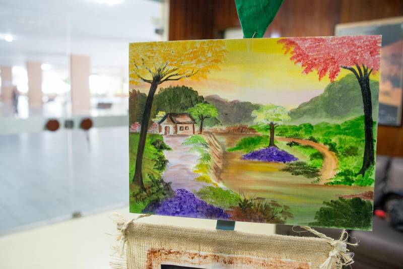 João*, de 17 anos, é natural de Bragança, nordeste do Pará. Há sete meses cumpre medida socioeducativa em uma unidade de internação do Estado após cometer um ato infracional no município onde reside. Mas na manhã desta terça-feira (5), em Belém, pôde vivenciar uma experiência inédita: participou de um espetáculo de teatro (foto) diante de dezenas de pessoas que se reuniram no Teatro Margarida Schivasappa, ao lado de outros 30 adolescentes e jovens privados de liberdade. Uma iniciativa pioneira no país que busca promover a ressocialização por meio da arte, fruto das atividades e oficinas pedagógicas realizadas dentro de espaços gerenciados pela Fundação de Atendimento Socioeducativo do Pará (Fasepa). “Eu nunca tinha vindo em um teatro e isso ficará marcado em mim”, disse o socioeducando. Tímido, ele revelou a vontade de deixar para trás os erros cometidos e seguir um futuro completamente novo, com os primeiros passos sendo dados hoje. “Isso despertou algo dentro de mim, pensar na minha vida e em sair do mundo das drogas. Quem sabe me tornar um ator?” divagou.

FOTO: FERNANDO SETTE / ASCOM IOE
DATA: 05.06.2018
BELÉM - PARÁ <div class='credito_fotos'>Foto: FERNANDO SETTE CÂMARA / ASCOM IOE   |   <a href='/midias/2018/originais/954b9095-24ea-4918-a63a-41e6232fbc6c.jpg' download><i class='fa-solid fa-download'></i> Download</a></div>