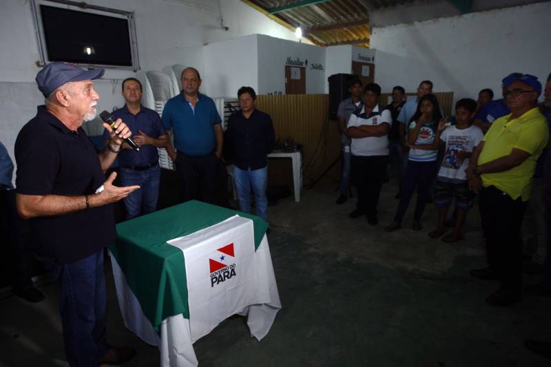 O distrito de Alter do Chão, destino turístico internacional onde fica a praia que já foi eleita a mais bonita do Brasil, recebe investimentos do governo do Estado nas áreas de infraestrutura e saneamento básico. O governador Simão Jatene (foto), que cumpre agenda em três municípios do oeste paraense nesta sexta-feira (9) e sábado (10), assinou nesta sexta a ordem de serviço que autoriza o início da construção do novo sistema de abastecimento de água da vila, localizada a cerca de 28 quilômetros de Santarém. Orçada em R$ 11 milhões, a obra vai levar água de qualidade aos mais de sete mil habitantes da comunidade. Com o novo sistema de captação e tratamento de água, a meta é alcançar 100% dos imóveis no distrito. Segundo o presidente da Companhia de Saneamento do Pará (Cosanpa), Cláudio Conde, a obra é uma implantação pioneira em Alter do Chão, já que será o primeiro sistema do tipo fora de um núcleo urbano. O contrato com a empresa executora foi assinado na quinta-feira (8). A previsão é que os trabalhos sejam iniciados imediatamente e concluídos no prazo de 18 meses.
FOTO: THIAGO GOMES / AG. PARÁ
DATA: 09.03.2018
SANTARÉM - PARÁ <div class='credito_fotos'>Foto: Thiago Gomes /Ag. Pará | <a href='/midias/2018/originais/954d2f93-1d0a-49fd-a8c8-c608f617ce27.jpg' download><i class='fa-solid fa-download'></i> Download</a></div>