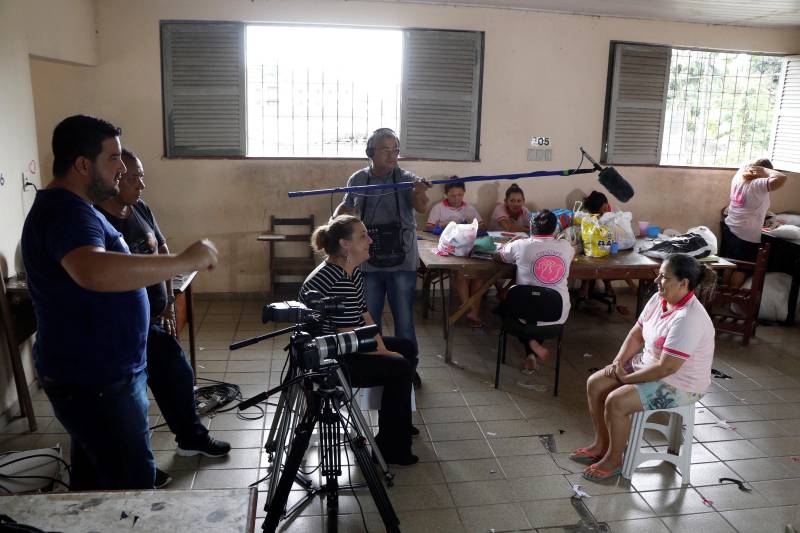 As detentas do Centro de Recuperação Feminino (CRF), em Ananindeua, que fazem parte da Cooperativa Social de Trabalho Arte Feminina Empreendedora (Coostafe) - a primeira formada exclusivamente por mulheres presas no Brasil, serão usadas como modelo de aprendizagem em um módulo específico do curso de empreendedorismo da plataforma de cursos à distancia do Veduca. Através de uma parceria realizada entre a Superintendência do Sistema Penitenciário do Estado (Susipe), e a plataforma de cursos à distância Veduca, será garantido também, cursos de profissionalização para as internas com certificação gratuita, além de transformá-las em multiplicadoras, através da experiência vivida, por cada uma, dentro da Coostafe.
FOTO: AKIRA ONUMA / ASCOM SUSIPE
DATA: 07.05.2018
BELÉM - PARÁ <div class='credito_fotos'>Foto: Akira Onuma / Ascom Susipe | <a href='/midias/2018/originais/9553cd1f-e01a-4cb4-a9a4-84d307a8d1f0.jpg' download><i class='fa-solid fa-download'></i> Download</a></div>