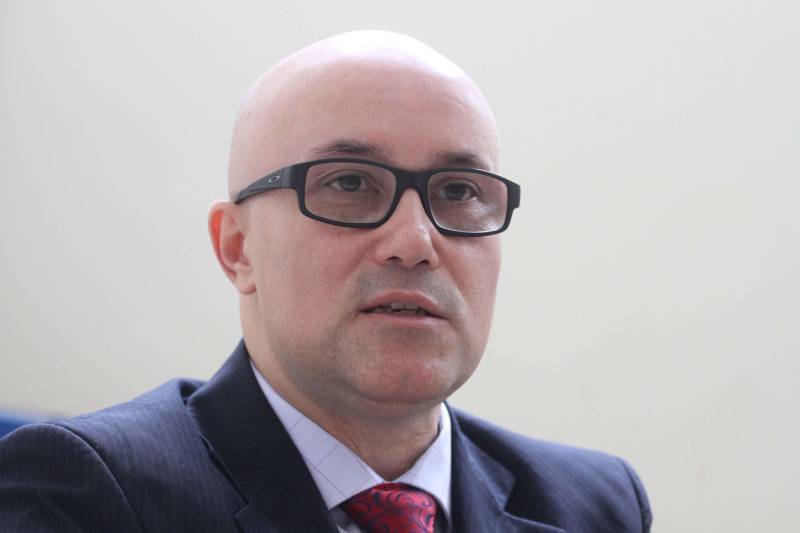 Em 2018, o Centro de Perícias Científicas (CPC) Renato Chaves celebra a segunda parceria com a Polícia Internacional. Dessa vez, o intercâmbio foi fechado com a Polícia Francesa, na manhã desta segunda-feira (23), com a abertura da Semana de Intercâmbio de Investigação Criminal: Brasil x França - O Local de Homicídio em Evidência, no auditório do CPC. Durante a semana, os peritos ampliarão seus conhecimentos sobre as técnicas, protocolos e tecnologias utilizadas na França. Policiais civis e militares também participam da qualificação. O intercâmbio está sendo organizado pela Direção Geral do CPC, por meio da Direção de Cooperação Internacional da Embaixada Francesa, sediada em Brasília. Dois agentes da Polícia do Brigade Criminelle e do Service Régionale d'Identité Judiciaire, com apoio do Ministério do Interior da França, participam da qualificação, que segue até a próxima sexta-feira (27) e será realizada na modalidade presencial, com aulas práticas e teóricas sobre as técnicas em local de crime. Na foto, José Edmilson Lobato, diretor geral do CPC.
FOTO: CRISTINO MARTINS / AG. PARÁ
DATA: 23.04.2018
BELÉM - PARÁ <div class='credito_fotos'>Foto: Cristino Martins/Ag. Pará | <a href='/midias/2018/originais/9566f22a-a4ee-4097-8b5d-4935bd74dc2e.jpg' download><i class='fa-solid fa-download'></i> Download</a></div>