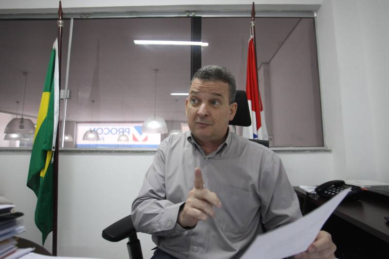 Fiscais da Proteção e Defesa do Consumidor (Procon) da Secretaria de Estado de Justiça e Direitos Humanos ( Sejudh) continuam nas ruas averiguando a comercialização nos postos de combustíveis da Região Metropolitana de Belém. Na manhã desta terça-feira (5), a atuação do Procon contou com o auxílio de dois fiscais da Agência Nacional do Petróleo, Gás Natural e Biocombustíveis (ANP) “ O objetivo dessa nossa fiscalização é verificar se o desconto de R$ 0,46 no preço do litro do diesel, determinado pelo Governo Federal, está sendo repassado em sua totalidade pelos postos revendedores de combustíveis”, disse o fiscal da ANP, Leônidas Vilhena. Na foto, o diretor geral do Procon, Moisés Bendahan.

FOTO: MARCELO LELIS / AG. PARÁ
DATA: 05.06.2018
BELÉM - PARÁ <div class='credito_fotos'>Foto: Marcelo Lelis / Ag. Pará   |   <a href='/midias/2018/originais/9568085a-040e-4c28-93be-3a76fd7f8bb8.jpg' download><i class='fa-solid fa-download'></i> Download</a></div>