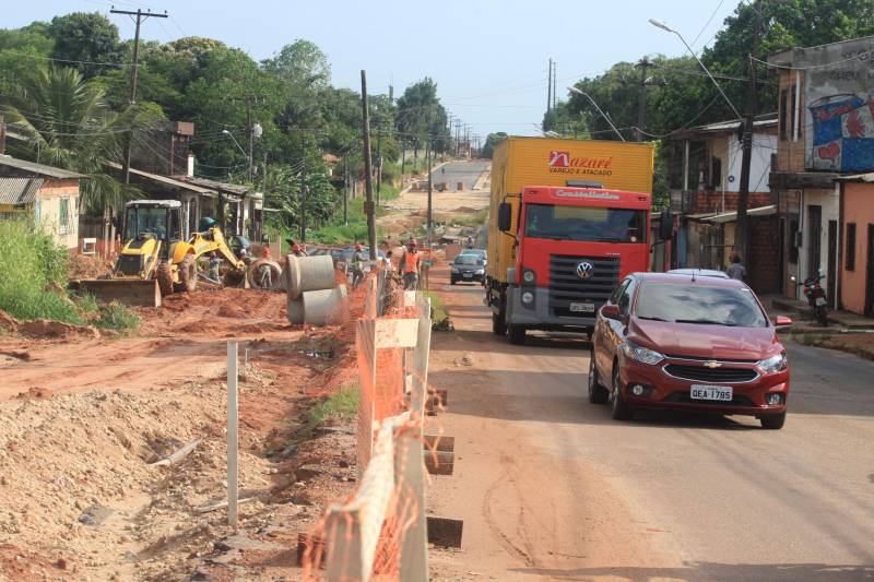O mototaxista Anderson Silva, 40 anos, há 10 trabalha nas ruas do Bengui, Parque Verde e Tapanã. Ele comemora as obras que irão facilitar a vida de quem trafega pelas Ruas Yamada (foto) e do Tapanã. O Governo do Estado está trabalhando em várias frentes nas obras, só a Rua Yamada está sendo duplicada em uma extensão de 4,14 quilômetros
FOTO: SIDNEY OLIVEIRA / AG. PARÁ
DATA: 04.11.2018
BELÉM - PARÁ <div class='credito_fotos'>Foto: Sidney Oliveira/Ag. Pará | <a href='/midias/2018/originais/956e3255-0e65-423d-b7c4-cb3cef650b05.jpg' download><i class='fa-solid fa-download'></i> Download</a></div>