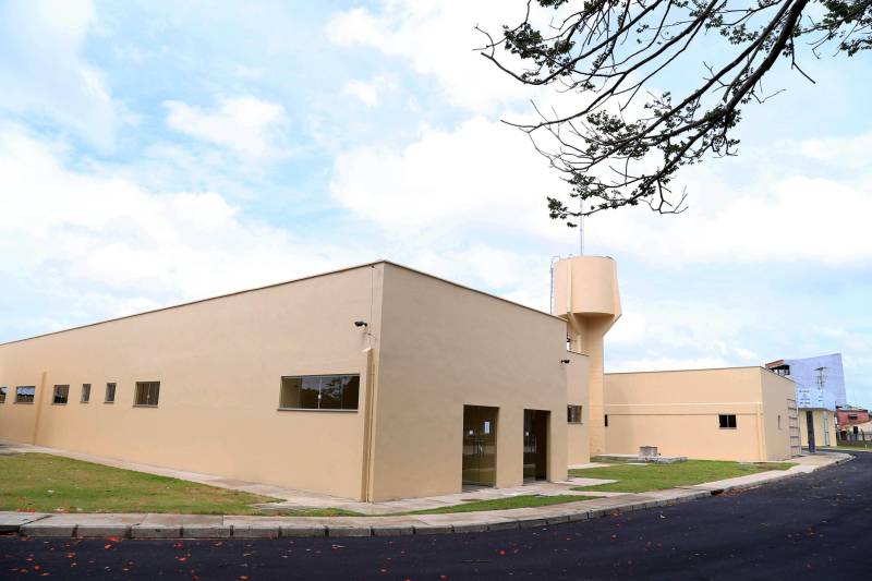 O novo Hospital Santa Rosa, no município de Abaetetuba, no nordeste do Pará, está pronto e será entregue pelo governo do Estado à Prefeitura, na primeira quinzena do mês de dezembro.

FOTO: MÁCIO FERREIRA / AG. PARÁ
DATA: 29.11.2018
ABAETETUBA - PARÁ <div class='credito_fotos'>Foto: MÁCIO FERREIRA/ AG. PARÁ   |   <a href='/midias/2018/originais/95768cc6-add9-4d3d-af9f-72e675a21ea9.jpg' download><i class='fa-solid fa-download'></i> Download</a></div>