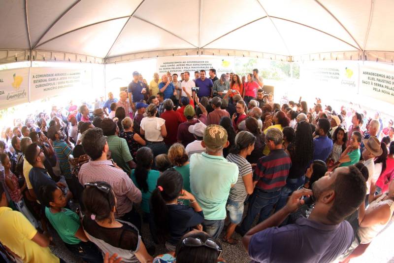 Também foram entregues nesta segunda (25) obras no distrito de Serra Pelada, em Curionópolis, sudeste do Estado. Uma das inaugurações foi a da Escola Estadual de Ensino Médio Joaquina Diamantina. A unidade de ensino teve investimento de R$ 220 mil em serviços nas redes elétrica e hidráulica, além de pintura, melhoria do forro e cobertura, assim como parte do piso, muro e calçada. Fundada em 1989, a escola foi praticamente reconstruída para atender com qualidade os 232 estudantes, nos turnos da tarde e à noite. São três salas de aula; bloco administrativo (sala da direção, sala dos professores e secretaria); uma copa cozinha, uma dispensa para armazenamento de alimentos da merenda escolar e banheiros masculino, feminino e de pessoa com deficiência (PCD). Em Curionópolis, o governador também entregou a pavimentação asfáltica de quatro quilômetros de vias urbanas, uma parceria com a Prefeitura de Curionópolis, dentro do Programa Asfalto na Cidade. Para esta obra, foram destinados R$ 1,7 milhão, que incluem serviços em terra, sub-base e base, pavimentação em CBUQ (Concreto Betuminoso Usinado a Quente) de três centímetros de espessura, meio-fio de concreto com lâmina d’água e sinalização horizontal. Curionópolis é um dos 99 municípios paraenses que assinaram com o governo o Termo de Asfalto, sendo que 33 já iniciaram as obras. Somados, os termos garantirão 529,6 km de pavimentação de vias urbanas – um investimento total de quase R$ 255 milhões do Tesouro Estadual.
FOTO: THIAGO GOMES / AG. PARÁ
DATA: 25.06.2018
CURIONÓPOLIS - PARÁ <div class='credito_fotos'>Foto: Thiago Gomes /Ag. Pará | <a href='/midias/2018/originais/957943de-2c67-4f7b-a260-1799e03d4ee7.jpg' download><i class='fa-solid fa-download'></i> Download</a></div>