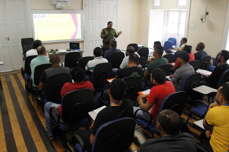 A Superintendência do Sistema Penitenciário do Estado (Susipe), através da Escola de Administração Penitenciária (EAP), investe na qualificação dos servidores penitenciários de Belém e do interior do Estado. Nesta semana, a EAP iniciou o curso de Rotinas Operacionais em Ambiente Carcerário voltado para os coordenadores e chefes de segurança que atuam nas unidades penais do Estado. O instrutor do curso, o capitão da PM, Eliedson de Queiroz (foto), avalia que a capacitação é importante para atualizar os servidores sobre as práticas de segurança, tanto dentro do ambiente carcerário, quanto fora, aplicando técnicas para procedimentos de autodefesa.

FOTO: AKIRA ONUMA / ASCOM SUSIPE
DATA: 23.05.2018
BELÉM - PARÁ <div class='credito_fotos'>Foto: Akira Onuma / Ascom Susipe   |   <a href='/midias/2018/originais/957ed95d-6f2a-4fca-b6a6-986f94322723.jpg' download><i class='fa-solid fa-download'></i> Download</a></div>