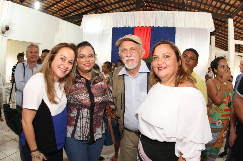 Cento e dezoito famílias da comunidade quilombola do Caeté, no município de Abaetetuba, no nordeste do Estado, foram beneficiadas com um título coletivo de terra. Com o documento, o Governo do Estado, por meio do Instituto de Terras do Pará (Iterpa), reconhece o direito de uma população que há décadas ocupa e trabalha na área. A cerimônia de entrega ocorreu na manhã deste sábado (24), no Centro Comunitário, e contou com a participação do governador Simão Jatene. A área titulada corresponde a cerca de 1.400 hectares. Agora, devidamente respaldadas, as famílias poderão ter acesso a empréstimos, políticas públicas, entre outros benefícios que possibilitam o desenvolvimento da sua produção e a continuidade de suas tradições. “Com o documento de terra a comunidade passa a ter segurança jurídica e acesso a créditos, financiamentos e outros benefícios que antes não lhes era permitido. Além disso, agora eles poderão produzir com mais segurança, mantendo a terra entre as futuras gerações”, afirmou o governador Simão Jatene.
FOTO: CRISTINO MARTINS / AG. PARÁ
DATA: 24.03.2018
ABAETETUBA - PARÁ
<div class='credito_fotos'>Foto: Cristino Martins/Ag. Pará | <a href='/midias/2018/originais/95827cfe-3606-4641-bc16-3aeae0db7282.jpg' download><i class='fa-solid fa-download'></i> Download</a></div>