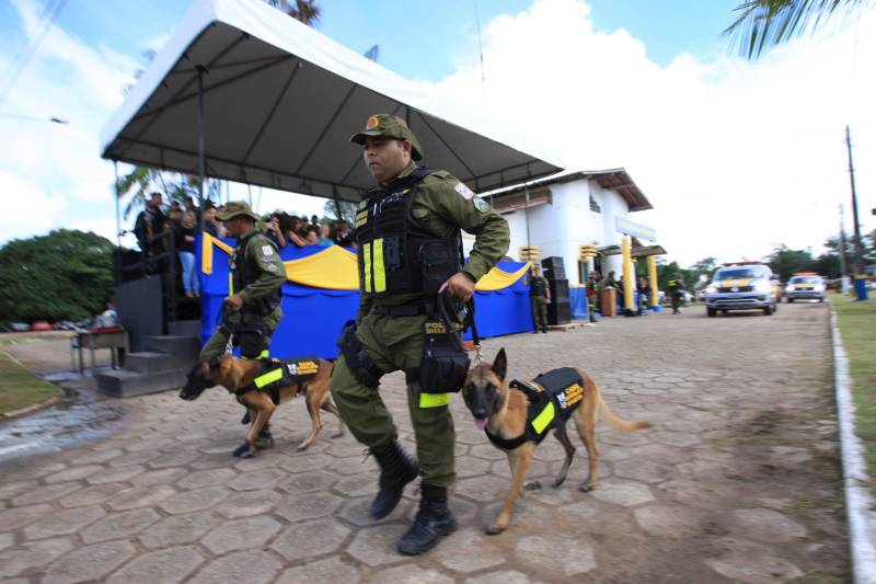 Em comemoração aos seus 43 anos, o Batalhão de Polícia Rodoviária (BPRV) inaugurou na manhã desta sexta-feira (4) o seu Canil, o primeiro setorial do Estado. O canil setorial do BPRV é um projeto operacional que visa intensificar o combate ao tráfico de drogas.
FOTO: MÁCIO FERREIRA / AG. PARÁ
DATA: 04.05.2018
MARITUBA - PARÁ <div class='credito_fotos'>Foto: MÁCIO FERREIRA/ AG. PARÁ | <a href='/midias/2018/originais/9584aca9-88e8-485e-98b5-1ea40b2df800.jpg' download><i class='fa-solid fa-download'></i> Download</a></div>