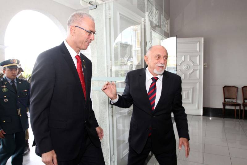 Segurança, tecnologia, educação e recursos hídricos foram alguns dos temas em pauta durante encontro entre o governador Simão Jatene (d) e o embaixador de Israel no Brasil, Yossi Shelley (e), na tarde desta quarta-feira (13), no Palácio do Governo, em Belém. A reunião também contou presença do presidente do Centro Israelita do Pará, Marcos Soares e dos representantes da comunidade israelita, Ana Bentes Bloch e Elias Ramiro Bentes. Com a visita, o País do oriente médio busca estreitar as relações com o Estado e iniciar a construção de parcerias e cooperações em setores estratégicos como ciência, tecnologia e conhecimento. Entre os temas debatidos está a questão da segurança. Israel possui, por exemplo, uma grande expertise em tecnologias utilizadas na área. “Temos um grande conhecimento no que diz respeito à tecnologia para a segurança. Apresentamos algumas utilizadas em nosso País, como softwares de monitoramento, rastreamento, entre outros, que podem ser interessantes para o governo do Pará”, afirmou o embaixador Yossi Shelley. As possibilidades de contribuição também incluem intercâmbios e capacitação profissional na área.

FOTO: CRISTINO MARTINS / AG. PARÁ
DATA: 13.06.2018
BELÉM - PARÁ <div class='credito_fotos'>Foto: Cristino Martins/Ag. Pará   |   <a href='/midias/2018/originais/9585774b-124b-4948-880c-6336c3012d09.jpg' download><i class='fa-solid fa-download'></i> Download</a></div>