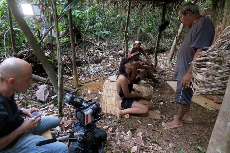 A Cultura Rede de Comunicação lança o 2º Edital Cultura de Audiovisual, que esse ano vai contemplar sete novos projetos. O financiamento total assegurado pela Ancine (Agência Nacional do Cinema) é de R$ 4.490.000,00. O edital completo foi publicado no Diário Oficial do Estado desta quarta-feira (11). As inscrições devem ser feitas entre os dias 23 de abril e 6 de junho no site www.portalcultura.net.br/audiovisual. As produtoras paraenses poderão inscrever projetos de ficção, documentário e animação para futura exibição na TV Cultura do Pará. É a segunda vez que as produtoras recebem incentivos por meio do edital, que também pode ser acessado no site. Na foto, making off do curta ‘Diários da Floresta’.
FOTO: DIVULGAÇÃO
DATA: 11.04.2018
BELÉM - PARÁ <div class='credito_fotos'>Foto: Divulgação | <a href='/midias/2018/originais/9586651d-d42f-41f6-8606-e904d4f920a1.jpg' download><i class='fa-solid fa-download'></i> Download</a></div>