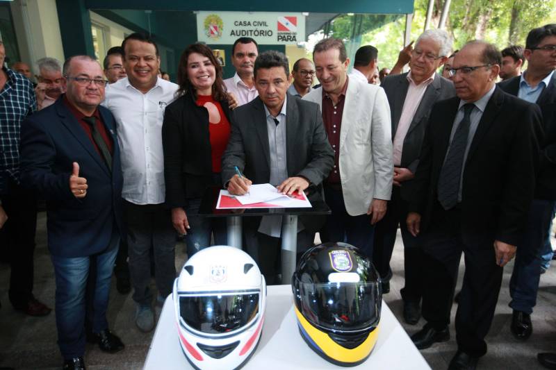 Polícia Militar, Guarda Municipal e Secretarias Municipais de Segurança Pública de 17 cidades do interior paraense receberam motos para ampliar o policiamento ostensivo e para atender ocorrências em suas sedes. Os veículos adquiridos pelo Governo do Estado são provenientes de emenda parlamentar de três deputados da Assembleia Legislativa do Pará (ALEPA), e entregues (foto) nesta segunda-feira (28) durante cerimônia na sede da Casa Civil, em Belém. Ao todo foram entregues 44 motos do modelo Honda XRE 300 CC, todas com kit sinalizador acústico e visual, rastreador, dois capacetes e queixeiras. Prefeitos, secretários de segurança, representantes das polícias, guardas municipais e deputados estiveram presentes na solenidade e ressaltaram a importância de ampliar a frota de veículos para dar apoio a segurança dos municípios.
FOTO: MÁCIO FERREIRA / AG. PARÁ
DATA: 28.05.2018
BELÉM - PARÁ <div class='credito_fotos'>Foto: MÁCIO FERREIRA/ AG. PARÁ | <a href='/midias/2018/originais/958ba959-0483-4878-92c7-d7b4f70d6bf7.jpg' download><i class='fa-solid fa-download'></i> Download</a></div>
