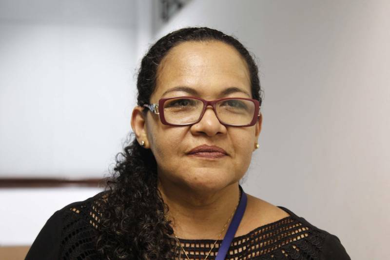 Uma marcenaria instalada no Centro de Recuperação do Coqueiro (CRC), em Belém, é mais uma das oportunidades de qualificação da mão de obra carcerária no Pará. O projeto, iniciado há 15 anos, já profissionalizou mais de 100 internos do regime fechado custodiados na unidade prisional pela Superintendência do Sistema Penitenciário do Estado (Susipe). Atualmente, 11 internos fazem parte do grupo que trabalha na confecção de móveis em madeira MDF. Pelo trabalho, os detentos recebem remuneração de 3/4 do salário mínimo, conforme determina a Lei de Execução Penal brasileira, além da remição de pena e a oportunidade de se profissionalizar para o mercado de trabalho. Na foto, a gerente da Divisão de Trabalho e Produção da Susipe, Izabel Ponçadilha.
FOTO: AKIRA ONUMA / ASCOM SUSIPE
DATA: 14.05.2018
BELÉM - PARÁ <div class='credito_fotos'>Foto: Akira Onuma / Ascom Susipe | <a href='/midias/2018/originais/958eb7f3-2008-49f8-867e-421830d73b9d.jpg' download><i class='fa-solid fa-download'></i> Download</a></div>