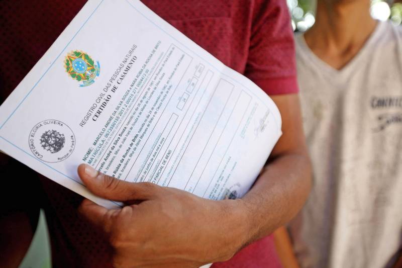 “Perdi todos os documentos na chuva, assim como quase tudo de dentro da casa. Poder tirar os documentos hoje, menos de uma semana depois do desastre e tudo de graça, é bom, chegou na hora certa e vai ajudar muita gente mesmo”. A fala é Adriano Pinheiro, morador do bairro Angelim, um dos 15 afetados pela forte enxurrada que alagou 40% do município de Paragominas, no nordeste paraense, na semana passada. Ele se soma a outras centenas de pessoas que estiveram nesta terça-feira (17), na Escola Municipal Anésia da Costa Chaves, primeiro local da Caravana do ProPaz no município (foto). Semelhante as demais ações do ProPaz Cidadania, o programa está viabilizando no município a emissão de 2ª via de Certidão de Nascimento, Registro Geral (RG), 2ª via de CPF, carteira social (mudança de gênero), fotos para os documentos e a carteira do ID Jovem, que possibilita a jovens de 15 a 29 anos, diversos benefícios, entre eles, meia passagem em trajetos interestaduais.
FOTO: SIDNEY OLIVEIRA / AG. PARÁ
DATA: 17.04.2018
PARAGOMINAS - PARÁ
<div class='credito_fotos'>Foto: Sidney Oliveira/Ag. Pará | <a href='/midias/2018/originais/9592b72f-5585-4970-ab5a-479b05b30138.jpg' download><i class='fa-solid fa-download'></i> Download</a></div>
