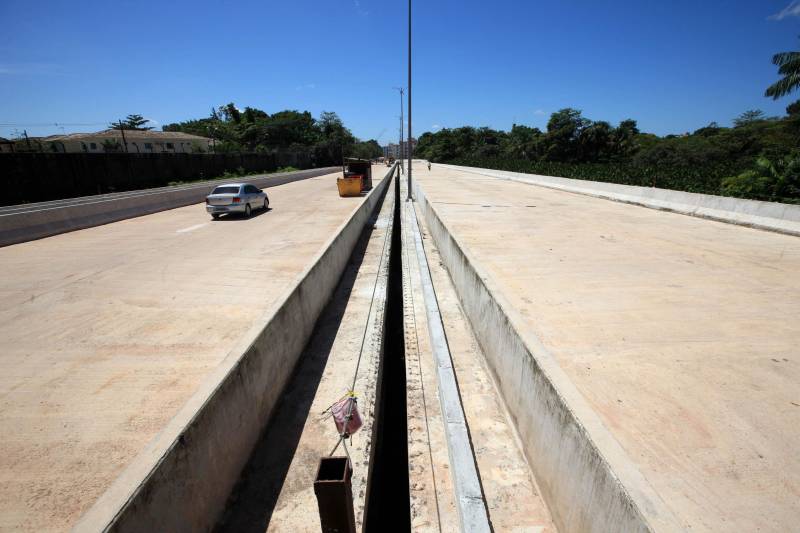 Com a chegada do verão, as obras de prolongamento da Avenida João Paulo II (foto) entram em ritmo acelerado. A partir do final desta semana, o número de operários envolvidos na obra, que hoje chega a 350, vai passar a ser de 600, o que garantirá maior celeridade na conclusão das obras, previstas para até o final de julho. “Faltam menos de 10% para que a gente conclua toda a obra. São detalhes de pavimentação nas vias de acesso, calçada, gradil, iluminação, o que a gente chama de acabamento. E nesse acabamento, incluímos também as passarelas, que são montadas fora e, a partir daí, são levadas para o canteiro de obra e colocadas em seus devidos lugares. As passarelas são importantes para segurança dos pedestres que vão precisar atravessar a João Paulo. Da mesma forma, a sinalização horizontal e vertical são fundamentais para circulação dos pedestres, motoristas, motociclistas e ciclistas por toda a avenida. A expectativa é que possamos entregar o mais breve possível o prolongamento da Avenida João Paulo II à população, de forma a garantir melhoria da qualidade de vida, saúde, lazer, mobilidade e mais segurança para quem mora nessa área”, informa o diretor geral do Núcleo de Gerenciamento de Transportes Metropolitano (NGTM), César Meira.

FOTO: MÁCIO FERREIRA / AG. PARÁ
DATA: 12.06.2018
BELÉM - PARÁ <div class='credito_fotos'>Foto: MÁCIO FERREIRA/ AG. PARÁ   |   <a href='/midias/2018/originais/95971e35-0307-4486-a051-9504b3ee0da9.jpg' download><i class='fa-solid fa-download'></i> Download</a></div>