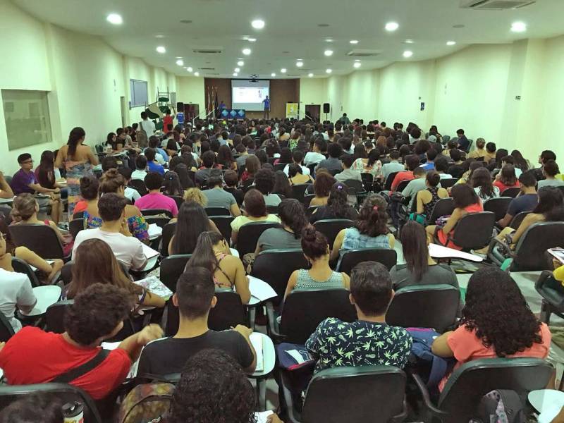 O Pro Paz Enem realizou três aulões neste final de semana, sempre com auditórios e salas lotados de estudantes motivados a pegarem as melhores dicas de estudo e preparação para o Exame Nacional do Ensino Médio (Enem), que este ano será realizado nos dias 4 e 11 de novembro. No domingo (15) foi a vez de Belém (foto) receber o segundo aulão. Assim como no aulão inaugural, em março, os alunos lotaram o auditório da Estácio na José Malcher e aproveitaram bastante cada aula. Além da capital, outras cidades também estão recebendo os aulões aos finais de semana. A caravana já esteve em Bragança, Castanhal e São Francisco, mas ainda vai passar por Benevides, Ananindeua, Breves, Paragominas, Soure, Santarém, Marabá, Abaetetuba, Santa Izabel, Curuçá, Tucuruí, São Miguel do Guamá, Moju, Rondon do Pará, Parauapebas e Viseu.
FOTO: ASCOM / PRO PAZ
DATA: 15.04.2018
BELÉM - PARÁ <div class='credito_fotos'>Foto: ASCOM PRO PAZ | <a href='/midias/2018/originais/959efb90-4be9-4730-a34e-a6102b94715e.jpg' download><i class='fa-solid fa-download'></i> Download</a></div>